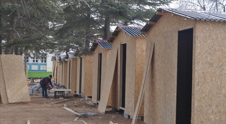 Trabzon'dan Afşin'e gönderilen 100 ahşap konteyner kuruluyor