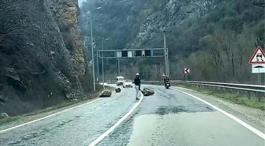 Karabük-Zonguldak kara yolundaki toprak kayması  ulaşımı aksattı