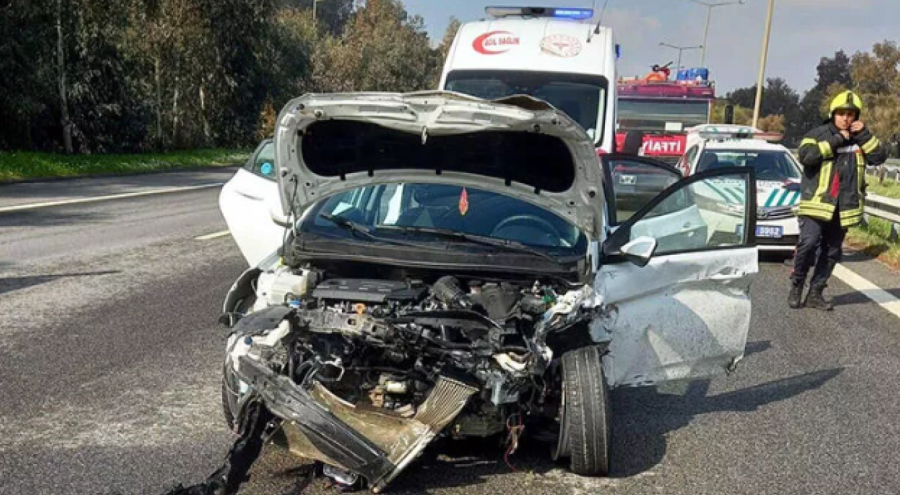 Sağlık görevlilerine araba çarptı