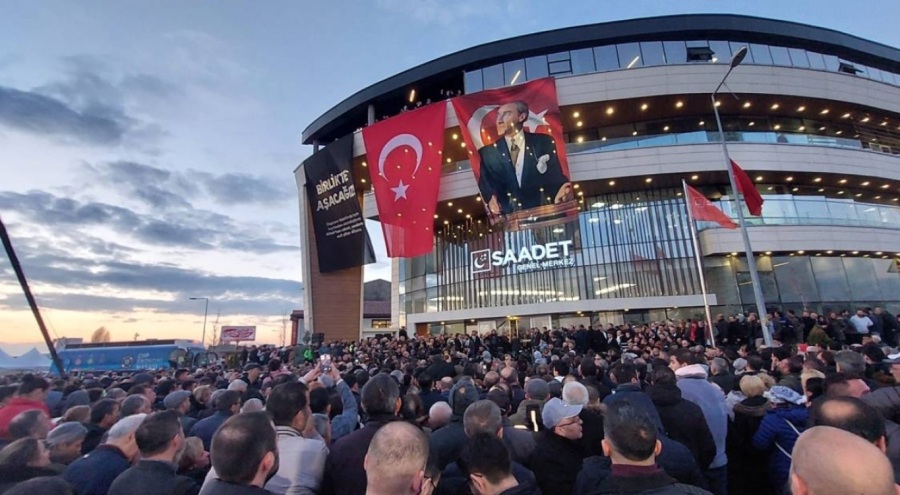 Saadet Partisi Genel Merkezi'ne Atatürk posteri asıldı
