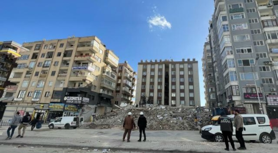 Şanlıurfa'da dün yıkılan 6 katlı binanın enkazı kaldırıldı