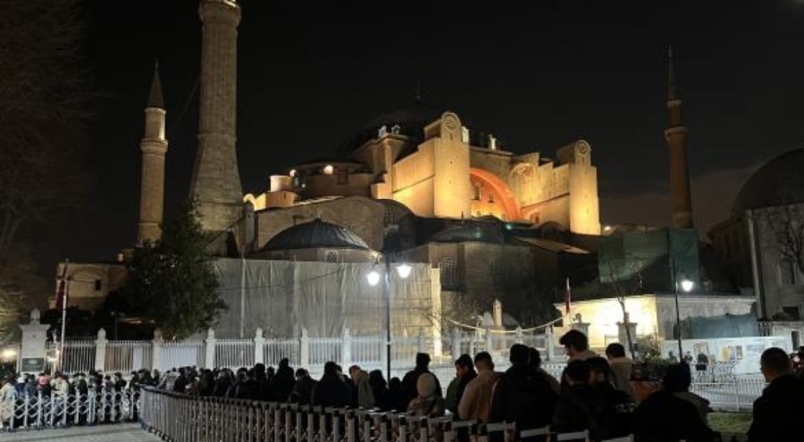 Ayasofya Camii'nde Berat Kandili idrak edildi