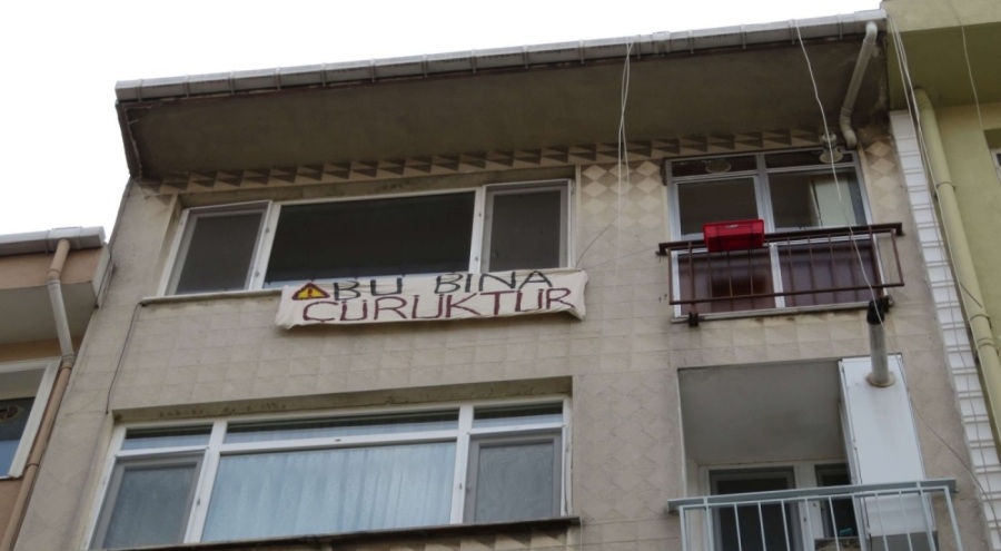 Kiracı 'Bu bina çürüktür' pankartı asıp evi boşalttı