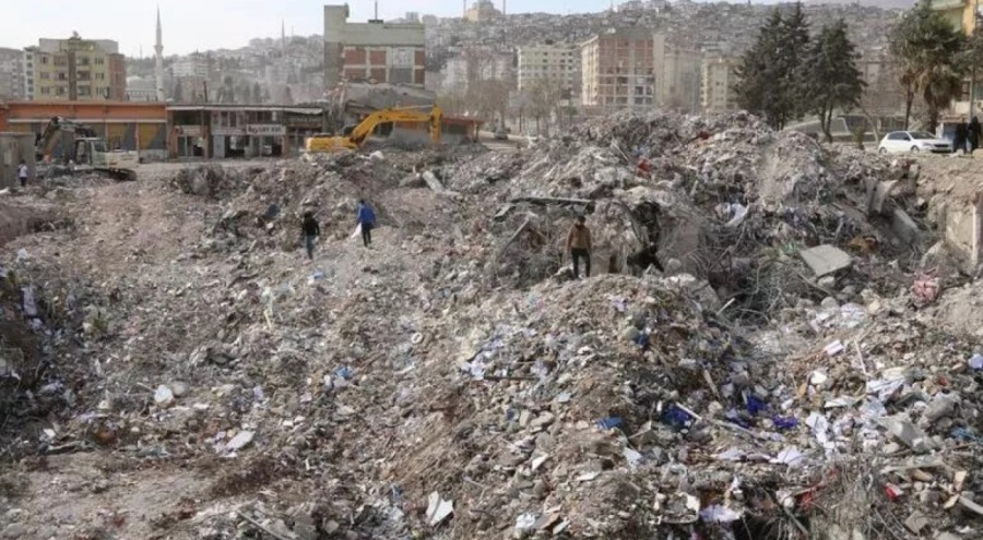 Enkaz altındaki Kabe örtüsünü arıyor!