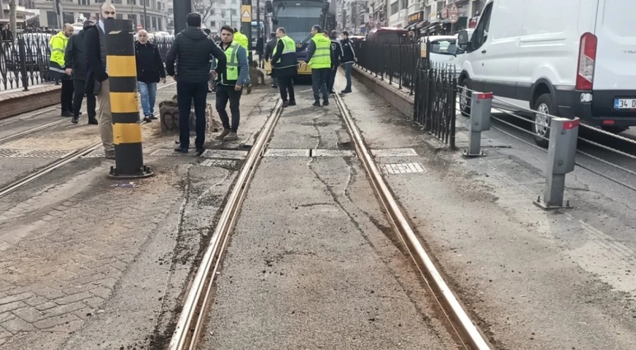 Sirkeci'de tramvay raydan çıkarak taşlara çarptı!