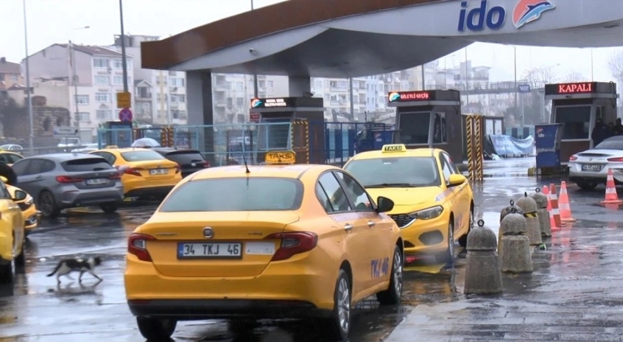 Taksiciler 'feribot seferleri iptal oldu' diyerek yüksek fiyatlara yolcu taşıyor!