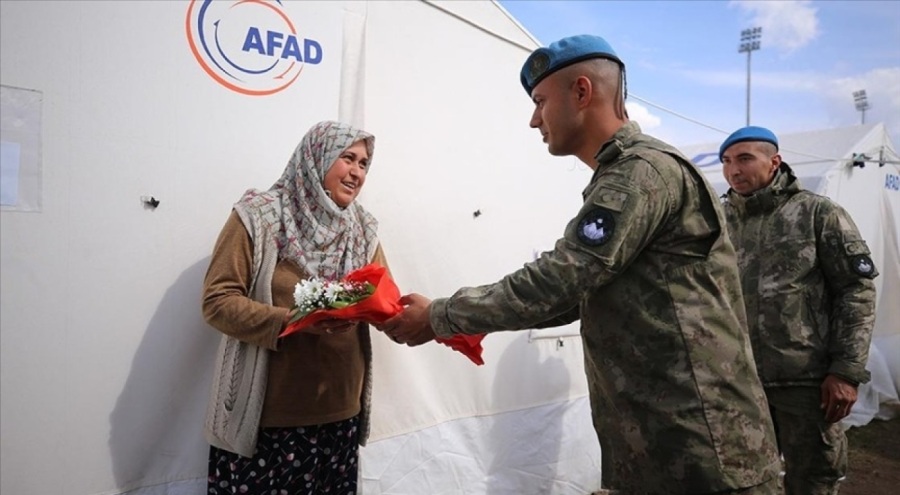 Mehmetçik deprem bölgesindeki kadınlara çiçek dağıttı