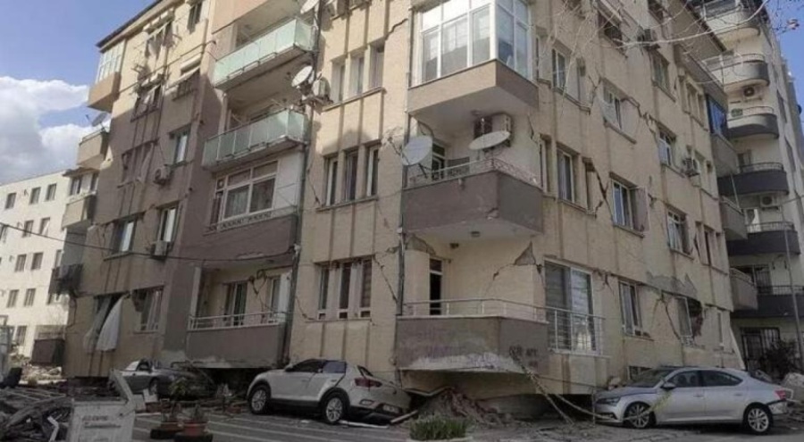 Hatay'da 5 otomobil 50 kişiyi kurtardı