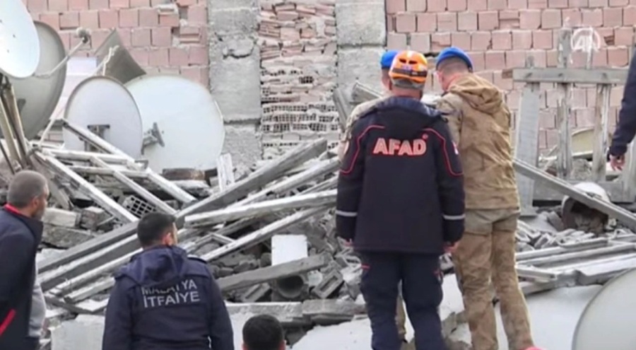 Malatya'da bina çöktü