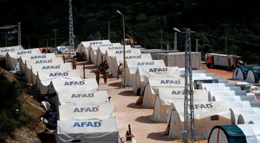 Depremzede kadınlar için askıda kadın pedi uygulaması