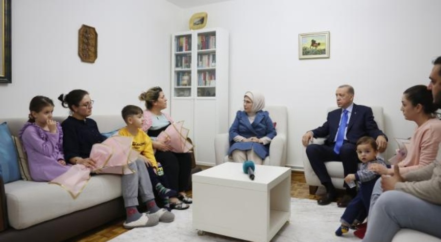 Erdoğan'dan depremzede aileye ziyaret