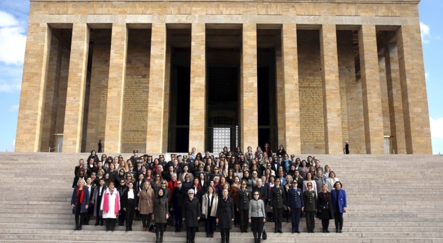 Bakan Akar'ın ve kuvvet komutanlarının eşleri Anıtkabir'i ziyaret etti