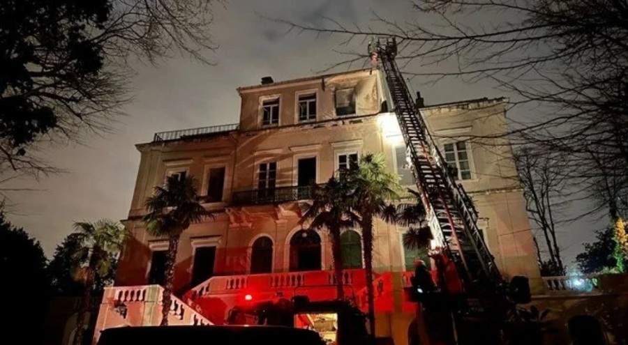 Sarıyer'de 3 katlı köşkte yangın çıktı!