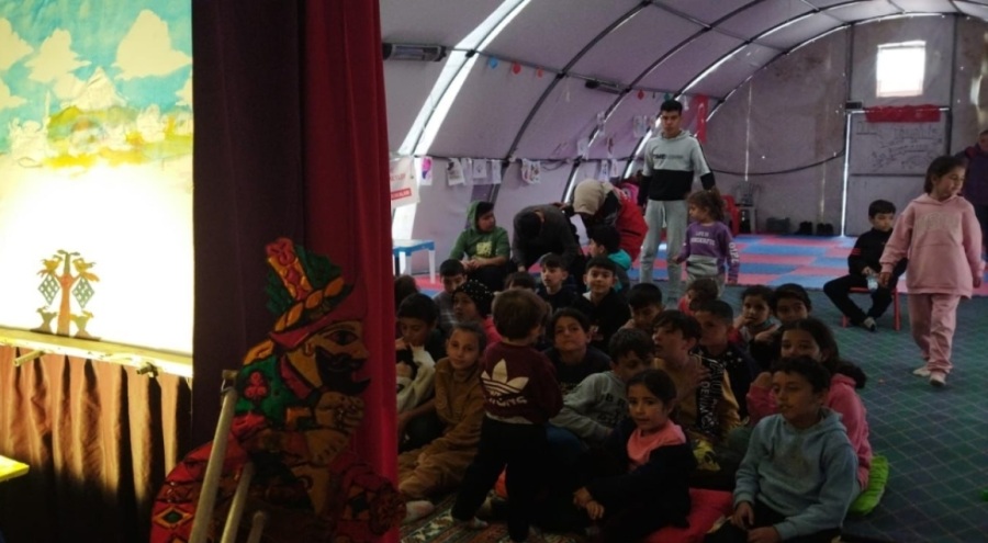 Bursa KARAKUM ekibi çadır kentlerdeki çocuklara "Karagöz ve Hacivat"la destek oluyor