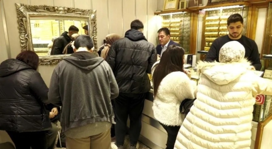 Depremden sonra yastık altındaki altınlar ortaya çıktı