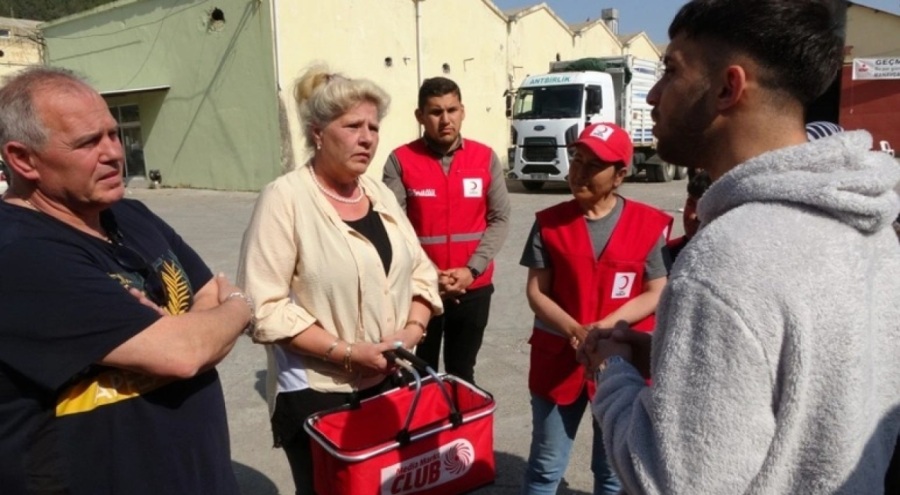Depremzedelere yardım getiren Alman televizyon yıldızı, gözyaşlarını tutamadı