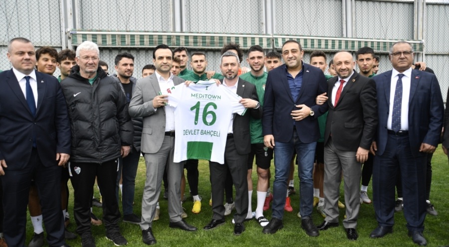 Bursaspor Devlet Bahçeli'ye forma hediye etti