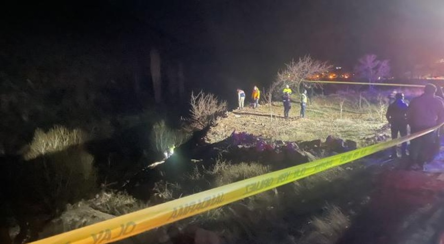 Malatya'da kamyon şarampole devrildi