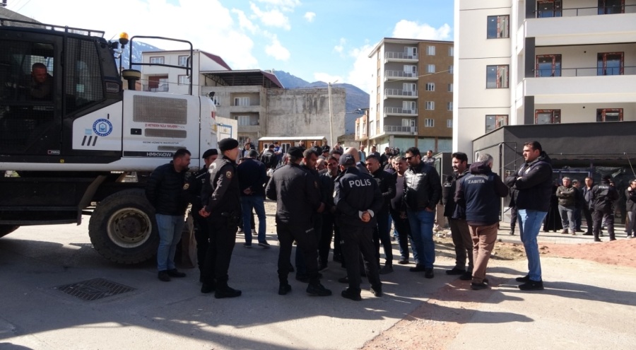 Bursa'da kaçak ve depreme dayanıksız yapının yıkımına engel olmak için kendilerini kilitlediler