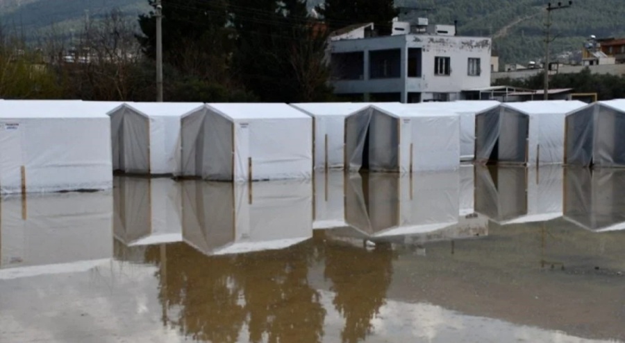 Yağmur, Hatay'da depremzedelere zor anlar yaşattı