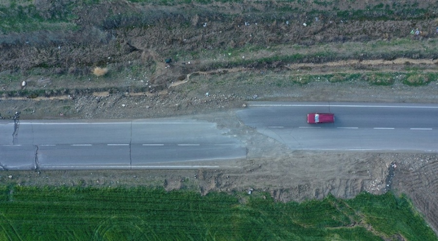 Depremde hasar gören bazı yollar çöktü