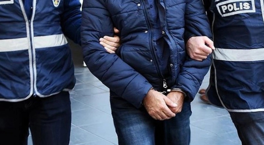 Depremzede 2 aileyi dolandırdıkları iddiasıyla 3 emlakçı yakalandı