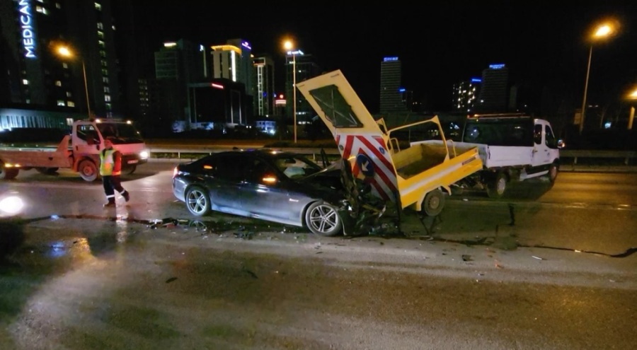 Bursa'da lüks otomobil, belediye aracına çarptı: 2 kişi yaralandı