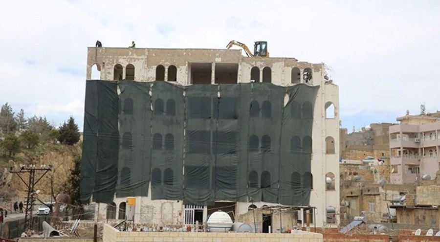 Mardin'in tarihi dokusunu bozan 5 katlı bina yıkılıyor