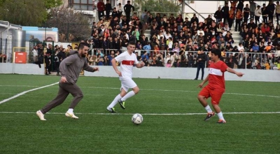 Arda Turan, depremzede çocuklar için sahaya çıktı