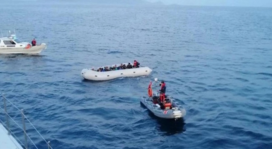 Didim'de denizde botları su alan 21 düzensiz göçmen aranıyor