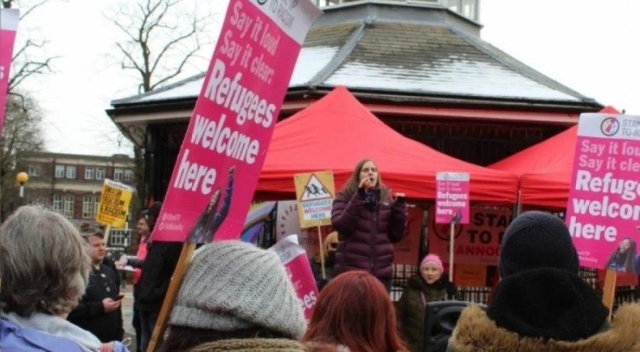 İngiltere'de aşırı sağcı grup ile göçmen yanlısı göstericiler arasında arbede çıktı