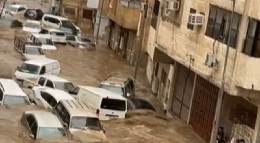 Suudi Arabistan'da şiddetli yağış uyarısından, uzaktan eğitim kararı alındı