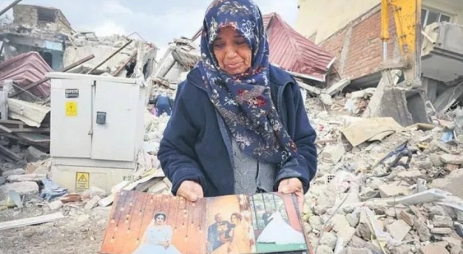 Enkaz altında anılarını arıyorlar: Bir fotoğraf bulsam yeter