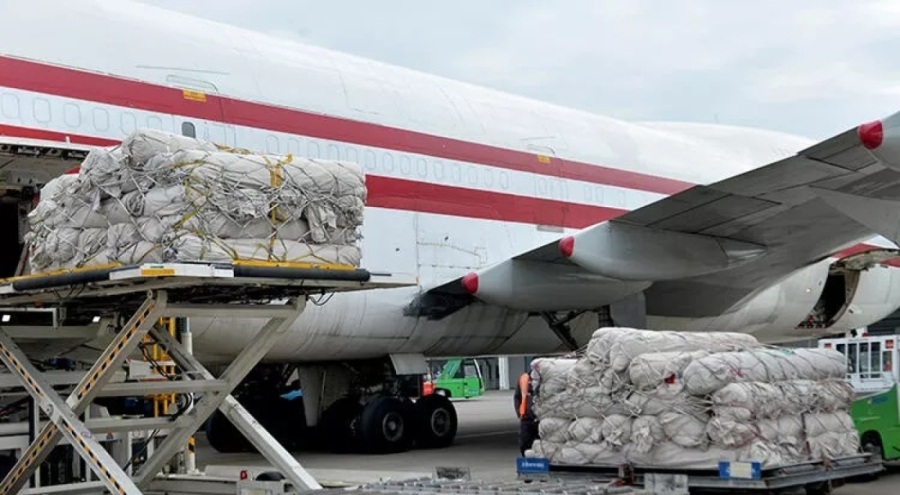 Pakistan'dan kışlık çadır taşıyan 2'nci uçak Adana'ya indi