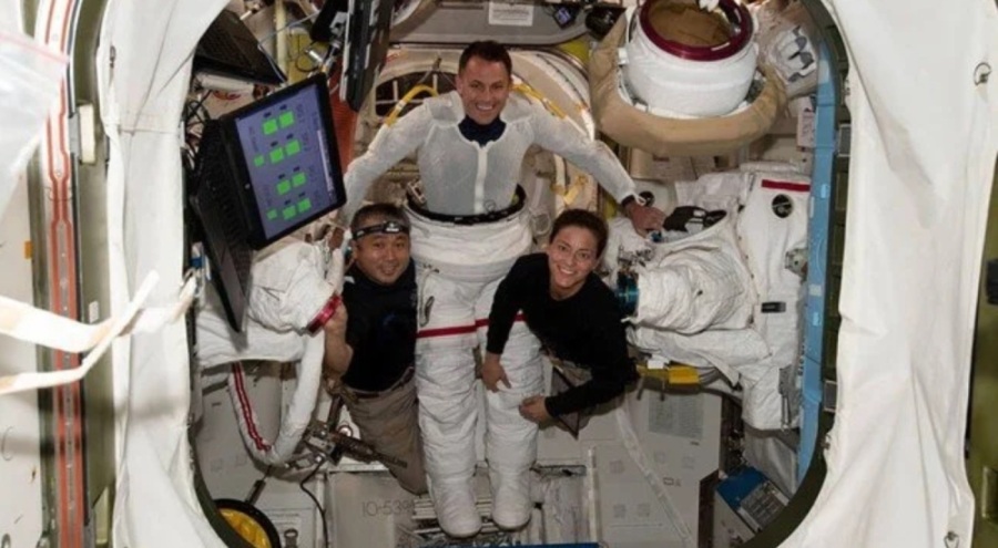 Astronotlar Dünya'ya döndü