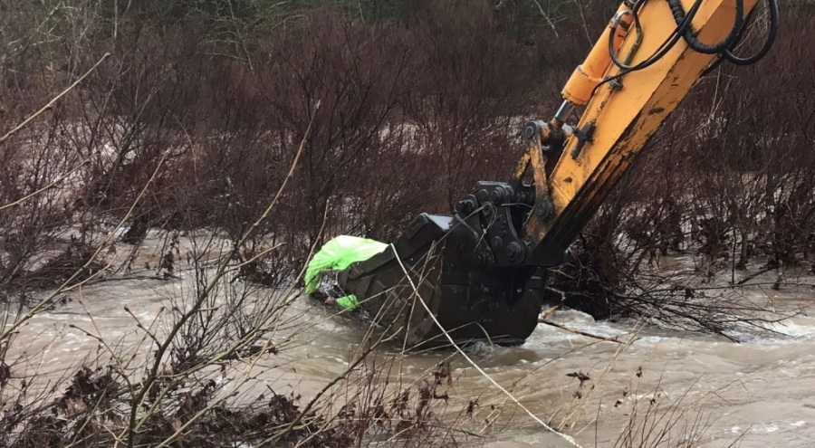 Akıntıya kapılan araçtan canlı çıktı, boğularak can verdi