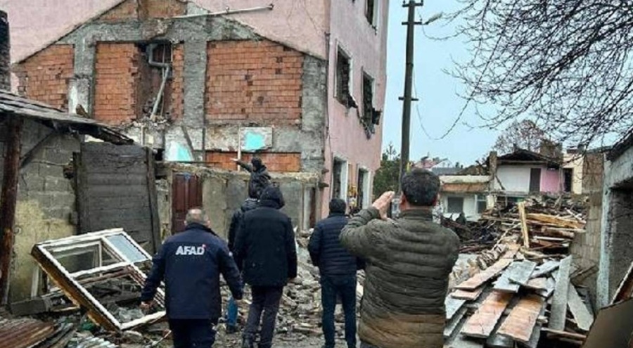 Bolu'da iki kişi enkaz altında kaldı