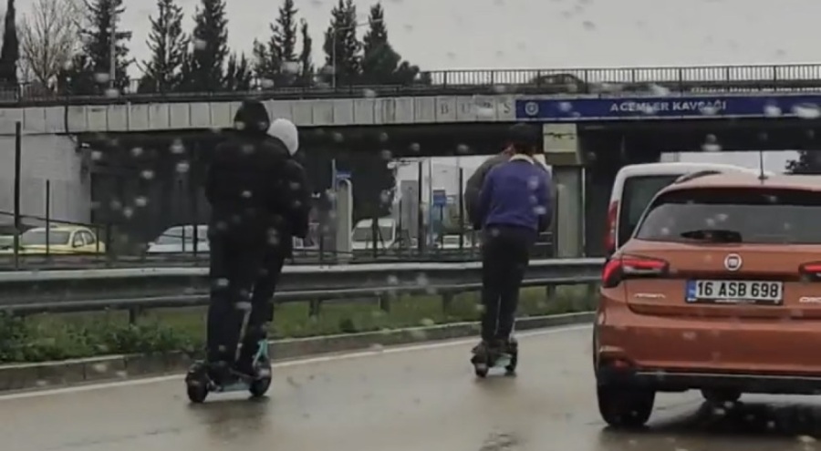Bursa'da gençlerin tehlikeli scooter yolculuğu kameralara yansıdı