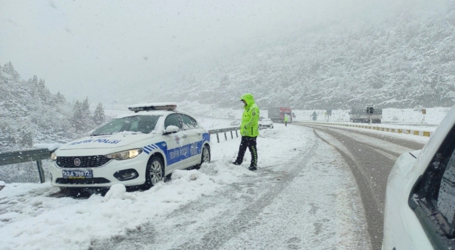 Antalya yolundaki kar sebebiyle ulaşım güçlükle sağlanıyor