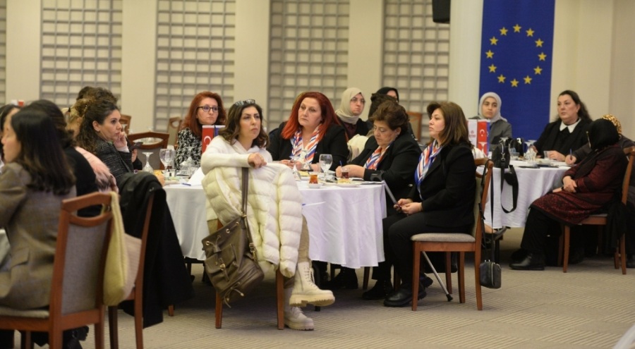 Bursa AB Bilgi Merkezi'nin organizasyonuyla iş dünyası ve STK'ların kadın temsilcileri  panelde buluştu