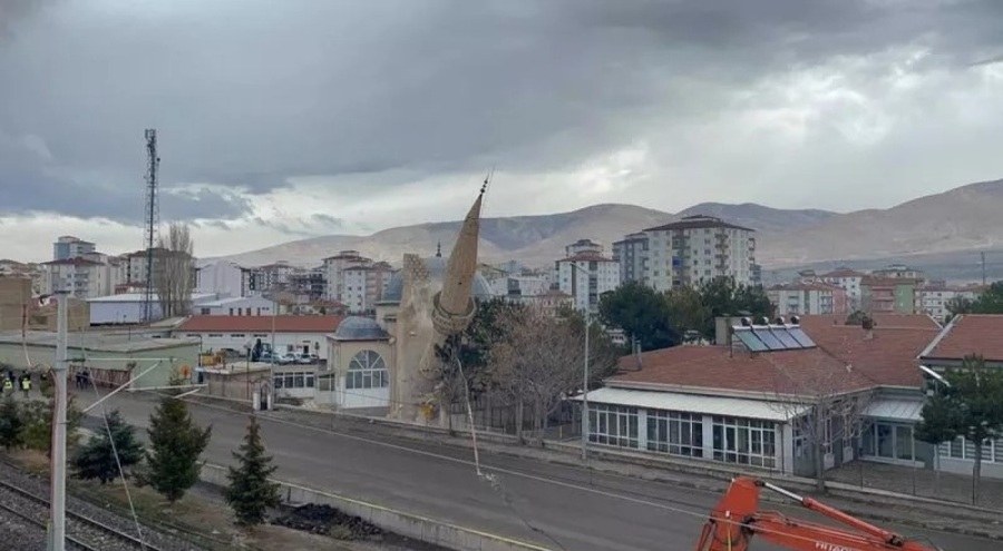 34 yıllık caminin minaresi kontrollü yıkıldı