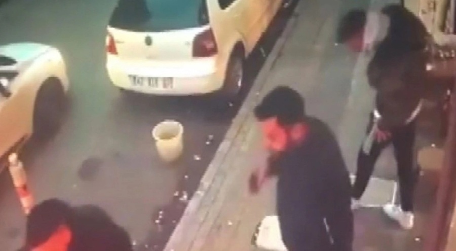 Silahlı saldırıya uğrayan kişiler çaylarını yudumlamaya devam ettiler