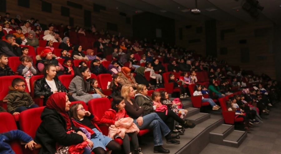 Bursa Gürsu'da çocuklara film gösterisi
