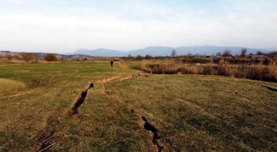 Depremde dev yarıklar oluştu