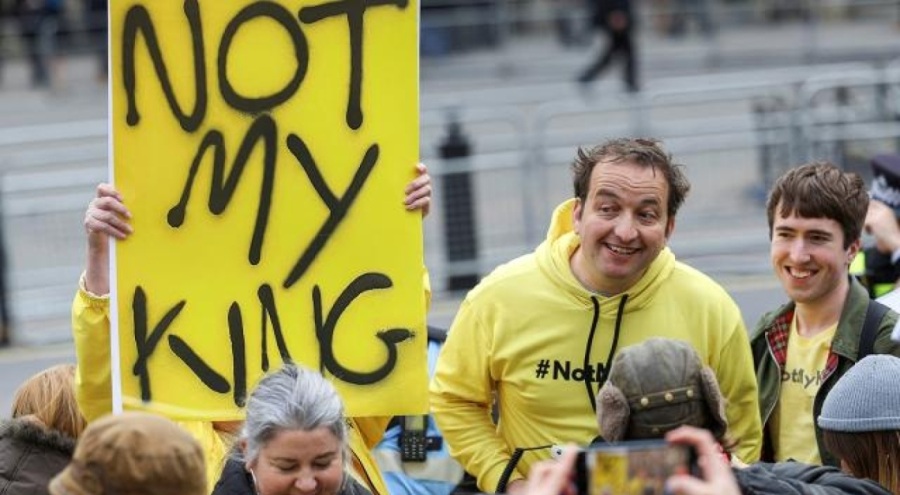 İngiltere'de monarşi protestosu