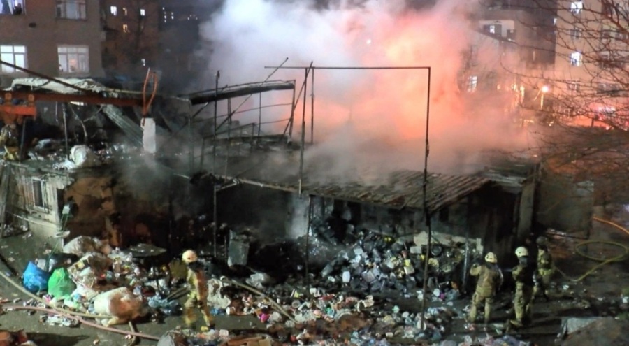 Geri dönüşüm deposunda yangın çıktı