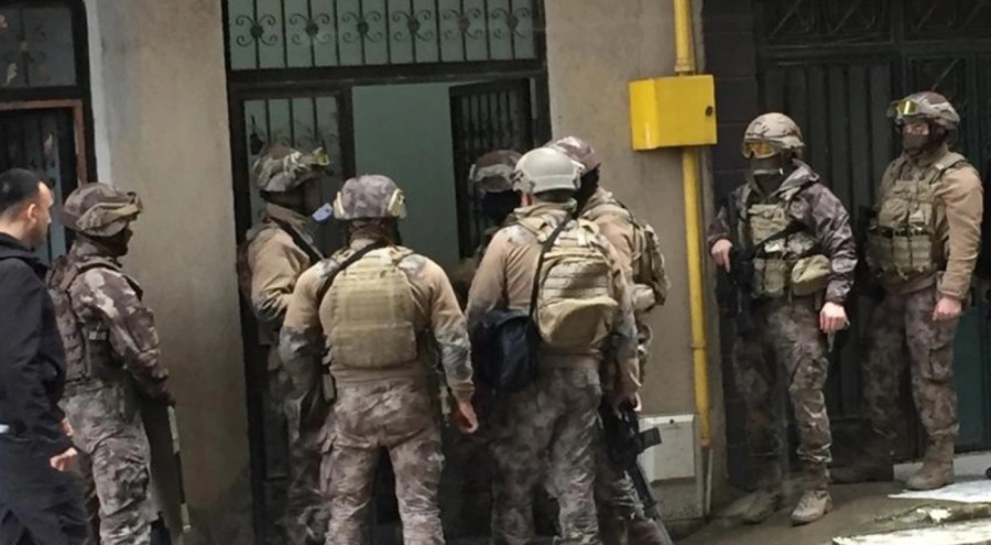 Ordu'da 2 kişiyi vurup kendisini çatıya kilitledi