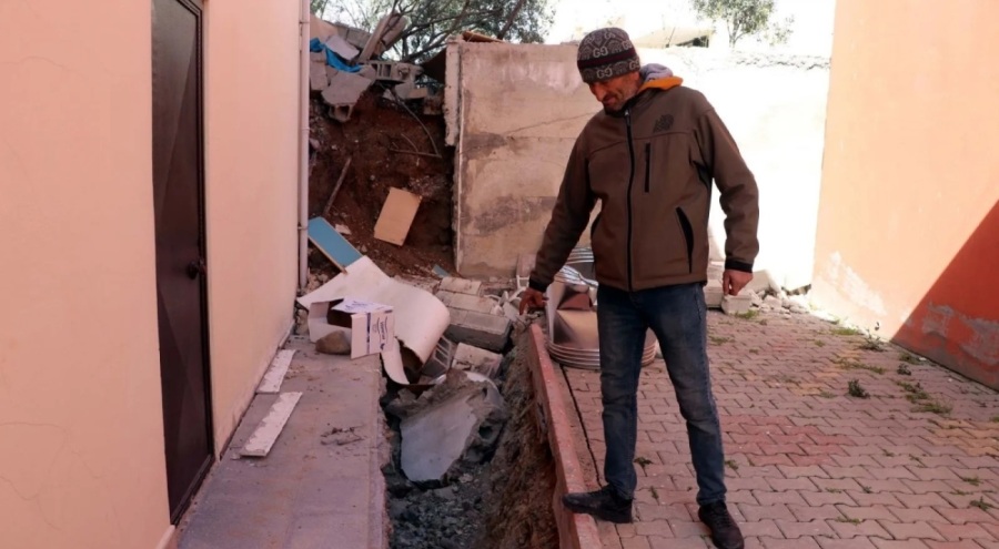 Depremde yıkılmayan ev yön değiştirdi!