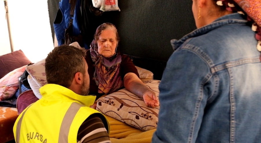 Hatay'da kaldıkları çadırda yangın çıkan aileye Bursa'dan yardım