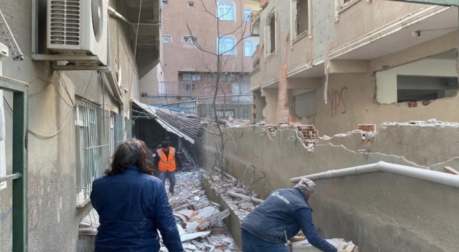 İstanbul'da metruk bir bina yıkım sırasında çöktü